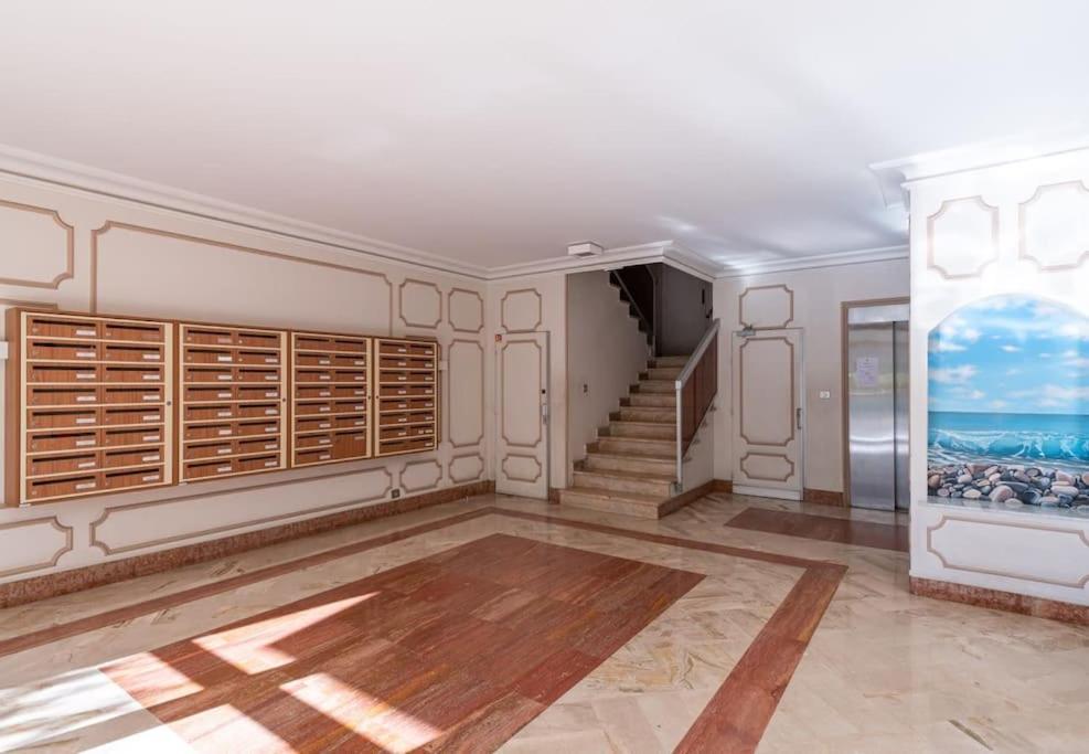 Joffre 2-4 - Bright 1 Bedroom Near Massena Apartment