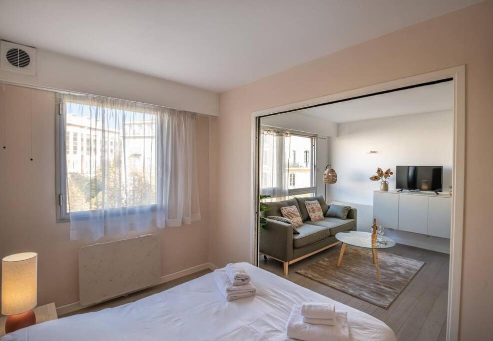 Joffre 2-4 - Bright 1 Bedroom Near Massena *
